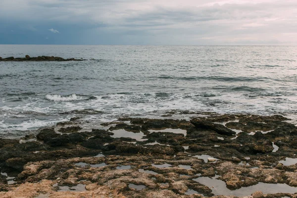 Mittelmeer Gegen Wolkenverhangenen Und Blauen Himmel — Stockfoto