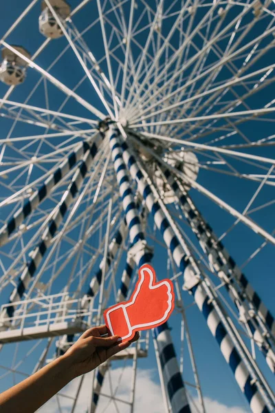 Cropped View Woman Holding Paper Thumb Sign Ferris Wheel — Stock Photo, Image