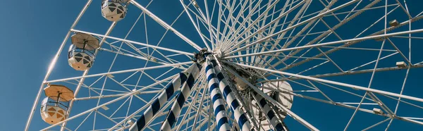 Tiro Panorâmico Roda Gigante Contra Céu Azul — Fotografia de Stock