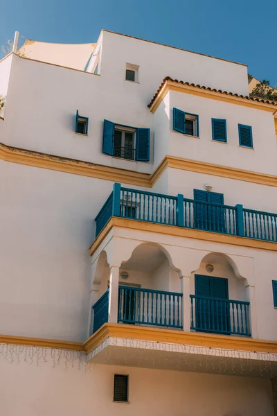 Солнце Современном Здании Голубыми Балконами — стоковое фото
