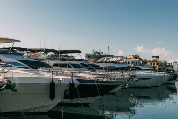 Akdeniz Deki Rıhtımlı Modern Yatlarda Güneş Işığı — Stok fotoğraf