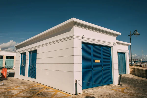 Edificio Blanco Moderno Contra Cielo Azul — Foto de Stock