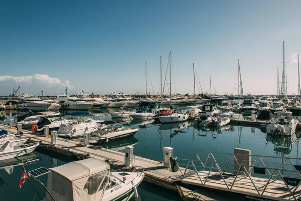 Słońce Dokowanych Jachtach Porcie Morza Śródziemnego — Zdjęcie stockowe