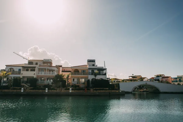 Luz Del Sol Casas Cerca Del Mar Mediterráneo Contra Cielo — Foto de Stock