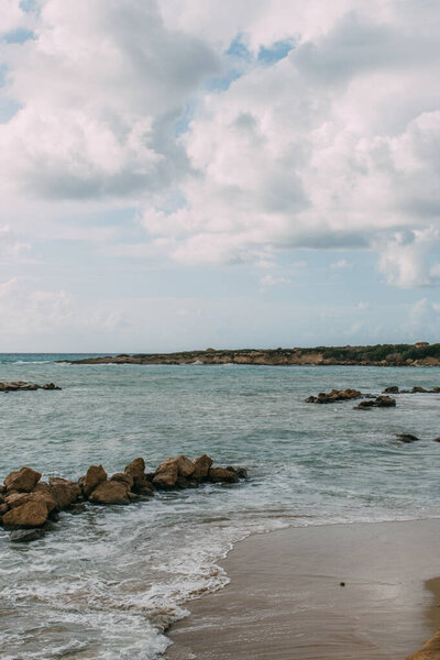 бухта со скалами вблизи Средиземного моря против голубого неба с облаками
 