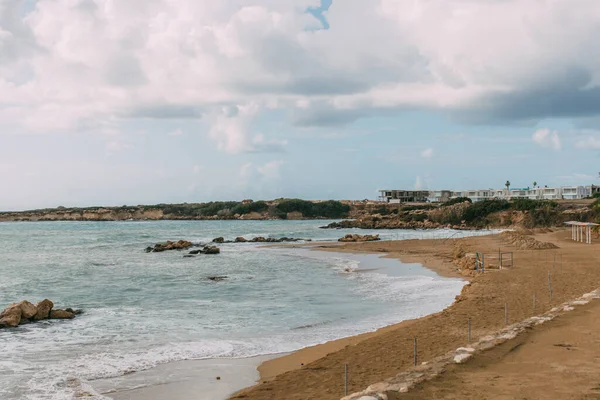 Costa Con Rocas Cerca Del Mar Mediterráneo Contra Cielo Azul — Foto de Stock