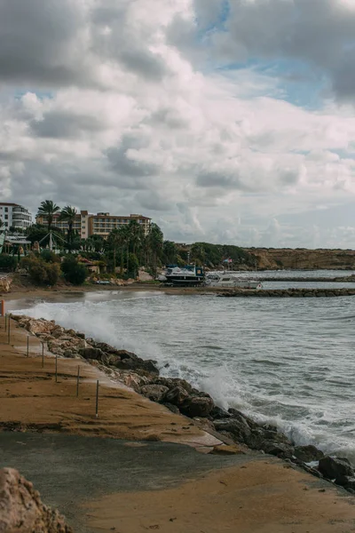 Casas Cerca Del Mar Mediterráneo Contra Cielo Azul Con Nubes —  Fotos de Stock