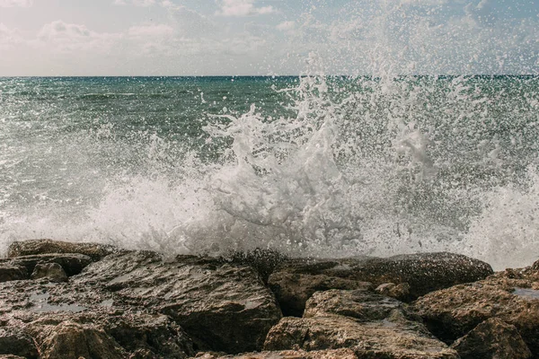 Wasserspritzer Aus Dem Meer Auf Nassen Felsen — Stockfoto