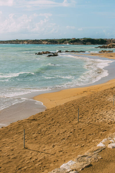 песчаный пляж у Средиземного моря против голубого неба
