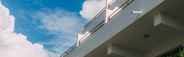 Panoramische Opname Van Modern Gebouw Tegen Blauwe Lucht Met Witte — Stockfoto