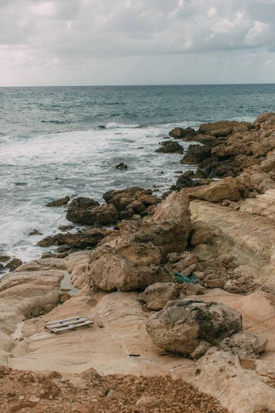 Costa Del Mar Mediterráneo Contra Cielo Con Nubes — Foto de Stock