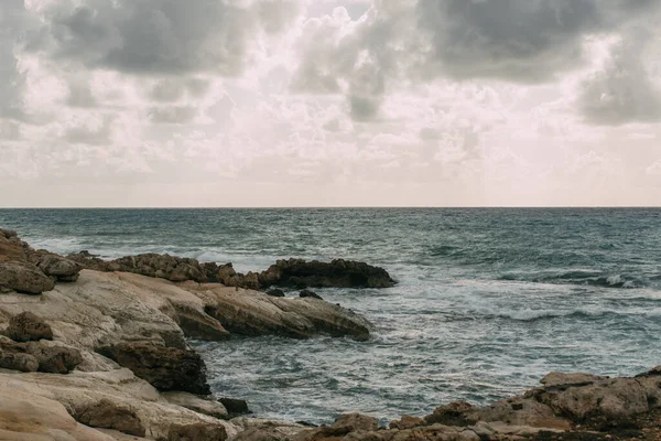 Litoral Perto Mar Mediterrâneo Contra Céu Cinzento Com Nuvens — Fotografia de Stock