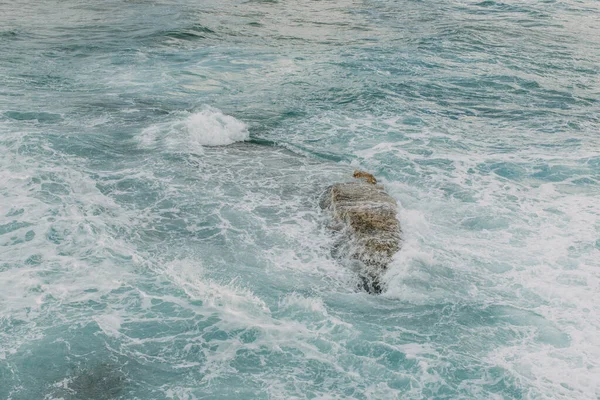 Spumă Albă Lângă Stâncă Apa Albastră Mării Mediteraneene — Fotografie, imagine de stoc