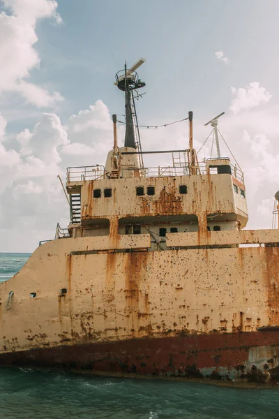 地中海にある古くて錆びた船は — ストック写真