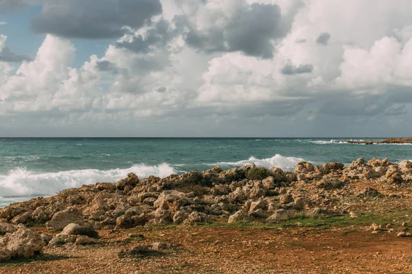 Sol Sobre Rocas Cerca Del Mar Mediterráneo Contra Cielo Con — Foto de Stock