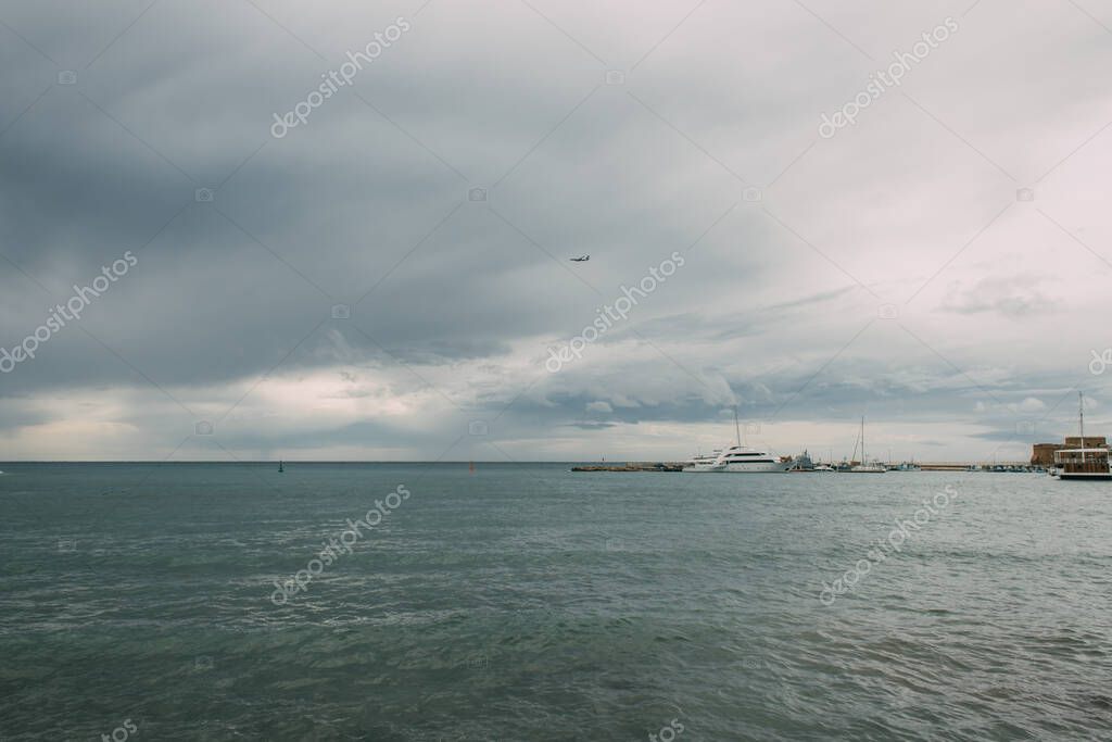 navi nel Mediterraneo contro il cielo con le nuvole  