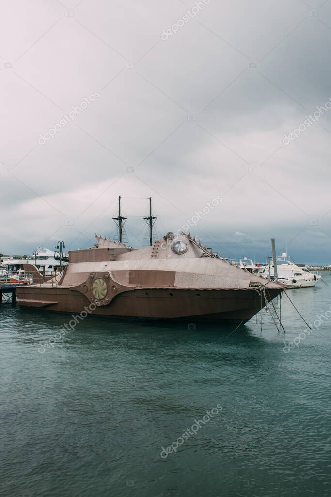 nave retrò vicino yacht nel Mar Mediterraneo contro il cielo con nuvole