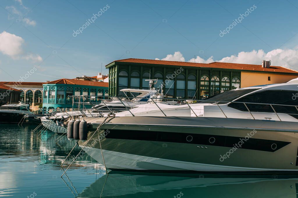 sole su yacht attraccati e moderni nel Mar Mediterraneo