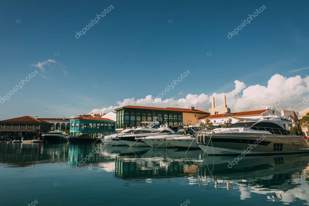 sole su yacht attraccati ed edifici nel Mar Mediterraneo