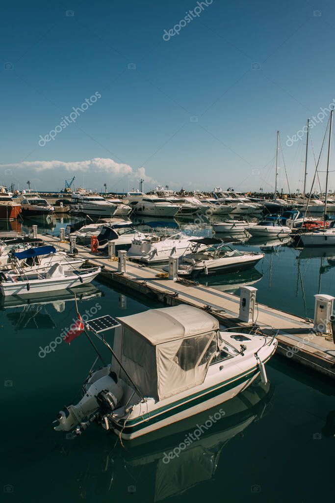 yacht moderni e attraccati nel Mediterraneo