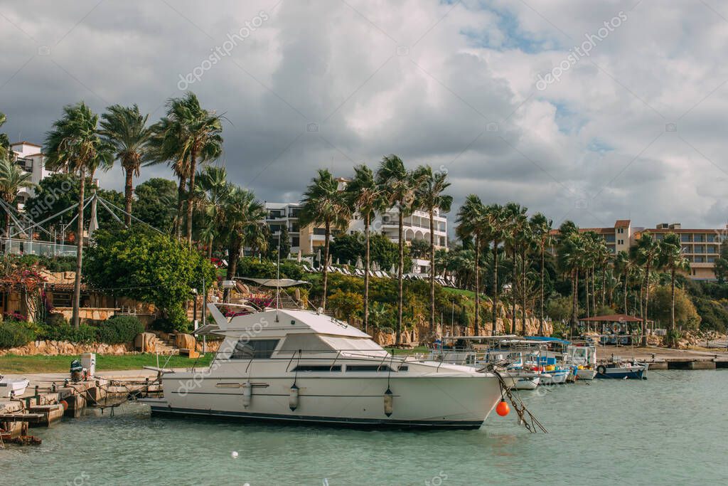 palme vicino a yacht moderni nel Mar Mediterraneo