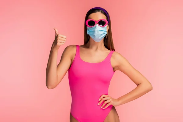 Vooraanzicht Van Vrouw Met Hand Heup Medisch Masker Tonen Als — Stockfoto