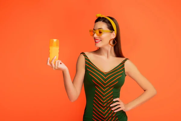 선크림을 주황색으로 여성의 — 스톡 사진