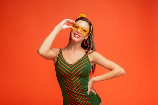 Mujer Feliz Con Mano Cadera Tocando Gafas Sol Sonriendo Mirando — Foto de Stock