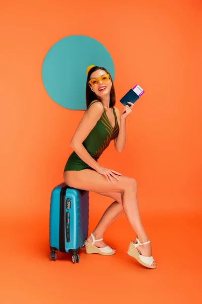 Chica Con Pasaporte Billete Avión Sonriendo Mirando Cámara Sentado Maleta — Foto de Stock