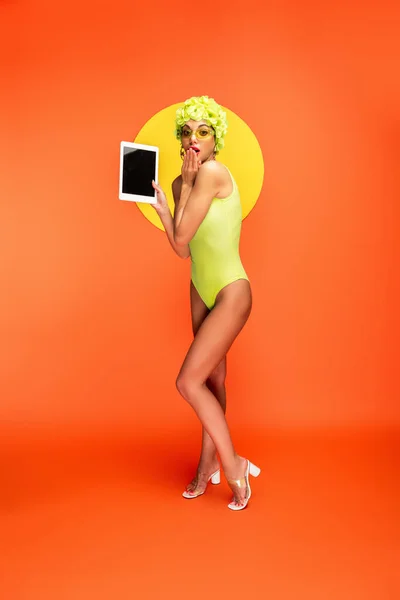 Shocked Woman Looking Camera Showing Digital Tablet Yellow Circle Orange — Stock Photo, Image