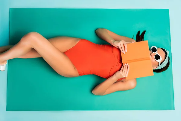 Bovenaanzicht Van Vrouw Die Gezicht Bedekt Met Boek Stranddeken Blauw — Stockfoto