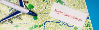 Haritada mavi panoramik çekimde izole edilmiş oyuncak uçağın yanındaki uçuş iptali ile en üstteki kart görüntüsü