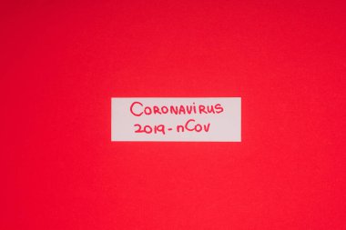 Coronavirus 2019 nCov harfli üst kart görüntüsü kırmızı üzerine izole edilmiş 