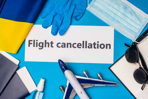 Vista Superior Tarjeta Con Letras Cancelación Vuelo Cerca Máscara Médica — Foto de Stock