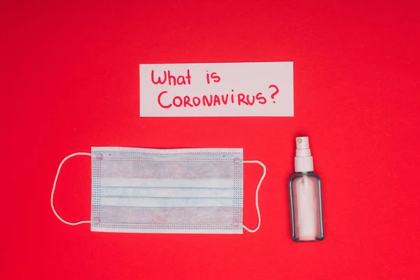 Visão Superior Cartão Com Que Coronavírus Lettering Perto Higienizador Mão — Fotografia de Stock
