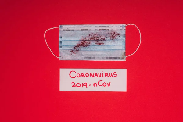Visão Superior Máscara Médica Com Sangue Cartão Com Coronavírus 2019 — Fotografia de Stock