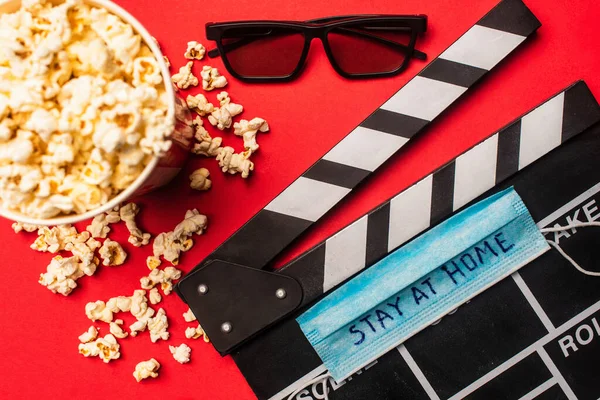 Widok Góry Clapperboard Maską Medyczną Pobyt Domu Litery Pobliżu Popcorn — Zdjęcie stockowe