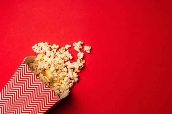 Draufsicht Auf Eimer Mit Leckerem Popcorn Auf Rotem Hintergrund — Stockfoto