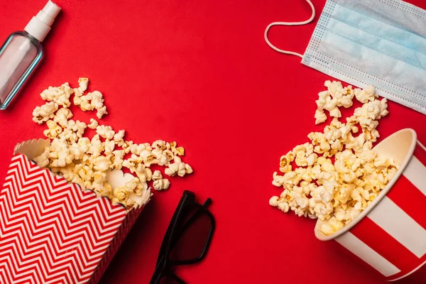 Vista Dall Alto Popcorn Maschera Medica Con Disinfettante Mani Occhiali — Foto Stock