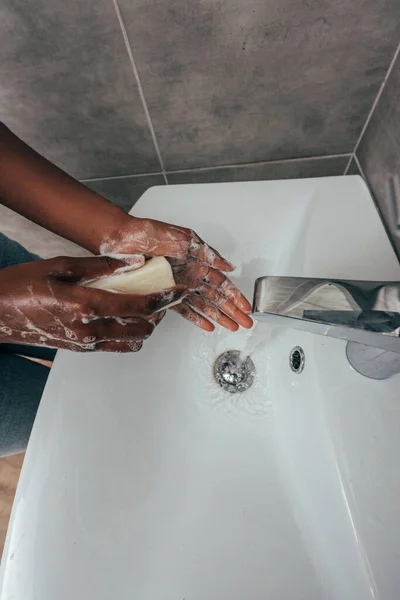 アフリカ系アメリカ人の少女がバスルームで石鹸で手を洗い — ストック写真