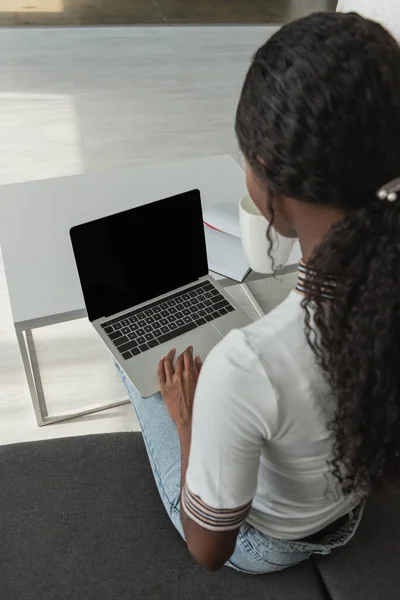 Felső Nézet Afro Amerikai Lány Használja Laptop Üres Képernyőn Kezében — Stock Fotó