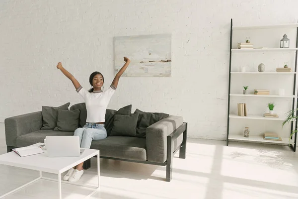 Glücklich Afrikanisch Amerikanische Freelancer Stretching Während Sie Auf Dem Sofa — Stockfoto