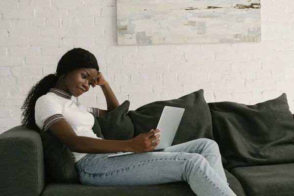 Mosolygós Afro Amerikai Szabadúszó Használ Laptop Miközben Kanapén Otthon — Stock Fotó