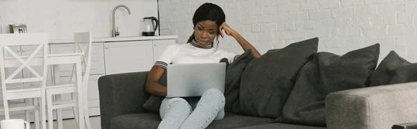 Horizontal Image Attentive African American Freelancer Working Laptop Sofa Kitchen — Stock Photo, Image