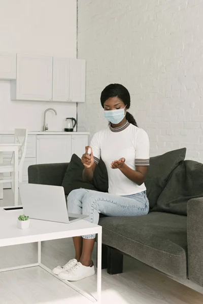 Giovane Freelance Afroamericano Maschera Medica Spruzzando Antisettico Sulle Mani Mentre — Foto Stock