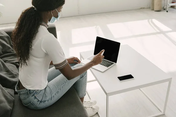 Hochwinkelaufnahme Eines Afrikanisch Amerikanischen Freelancers Medizinischer Maske Der Antiseptika Auf — Stockfoto