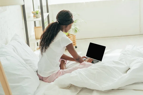 Вид Ззаду Молодого Афроамериканського Фрілансера Ноутбуком Порожнім Екраном Спальні — стокове фото