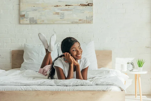 Menina Americana Africana Feliz Deitado Cama Sorrindo Olhando Para Longe — Fotografia de Stock