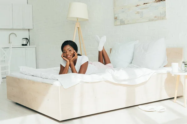 Happy African American Girl Smiling Camera While Lying White Bedding — Stock Photo, Image