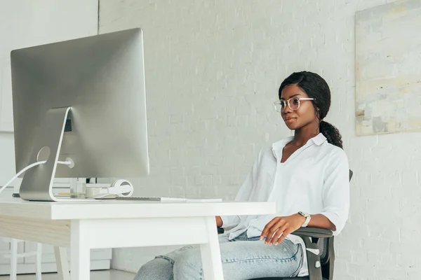 Joven Atractivo Afroamericano Freelancer Mirando Monitor Computadora Mientras Trabaja Casa — Foto de Stock